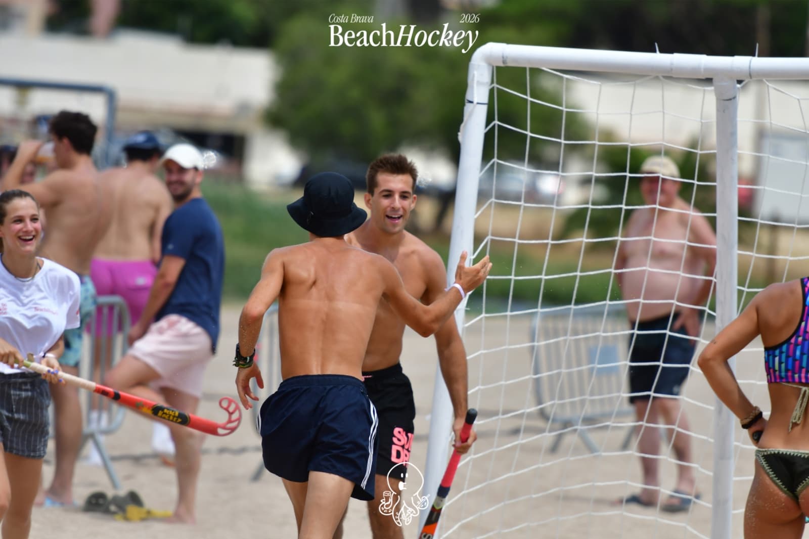 Partida de beach hockey en acció